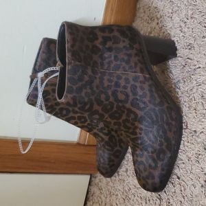 Gibson Latimer boots new year tags